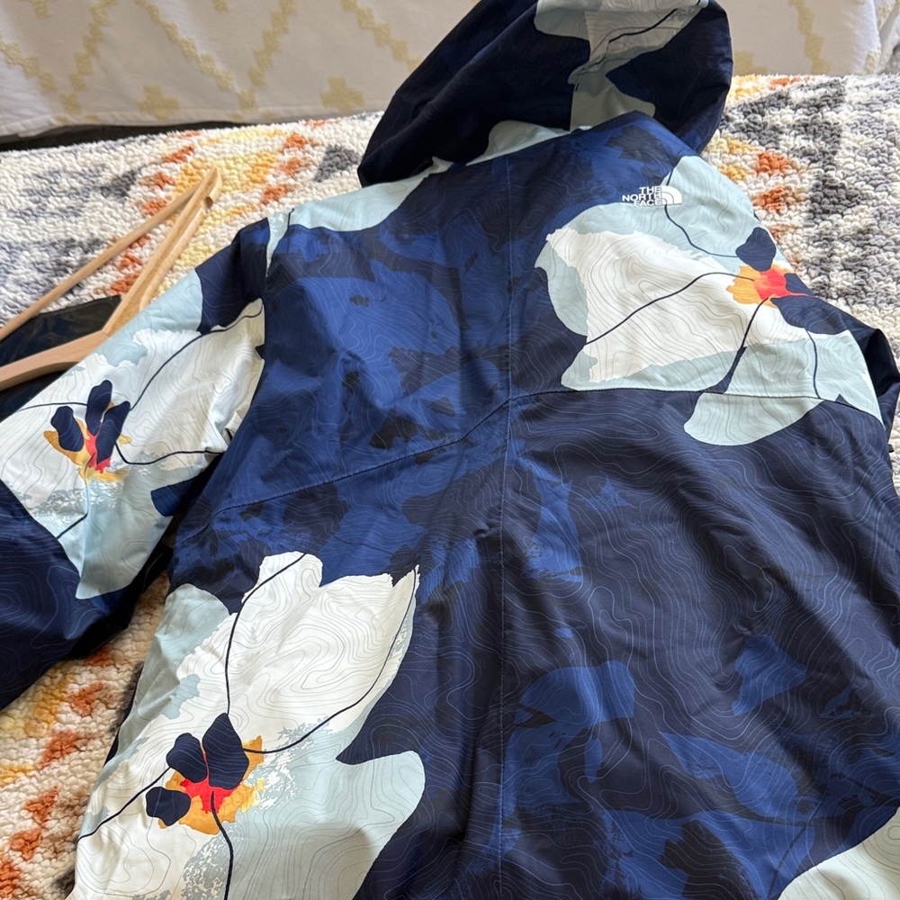 The North Face Light Gray Jacket - Picture 3 of 3